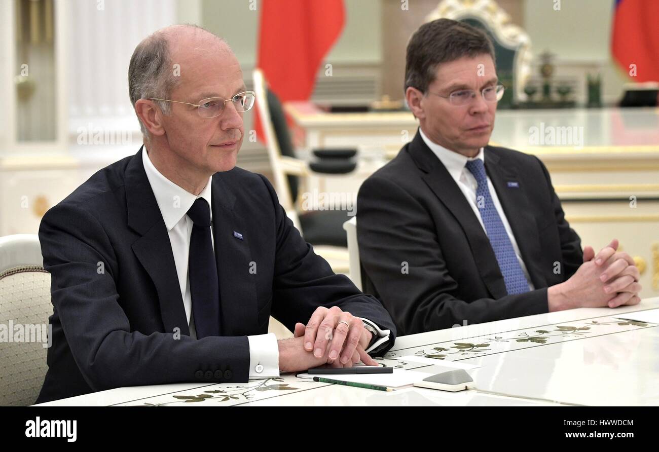 Mosca, Russia. Il 23 marzo 2017. BASF Group CEO Kurt Bock, sinistra e BASF Chief Financial Officer Hans-Ulrich Engel durante un incontro con il presidente russo Vladimir Putin al Cremlino Marzo 23, 2017 a Mosca, in Russia. Credito: Planetpix/Alamy Live News Foto Stock