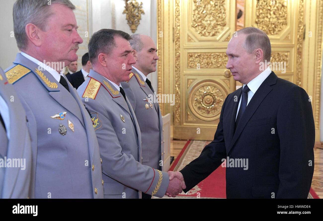 Mosca, Russia. Il 23 marzo 2017. Il presidente russo Vladimir Putin si congratula con gli alti ufficiali militari durante una cerimonia di promozione presso il Cremlino Marzo 23, 2017 a Mosca, in Russia. Credito: Planetpix/Alamy Live News Foto Stock