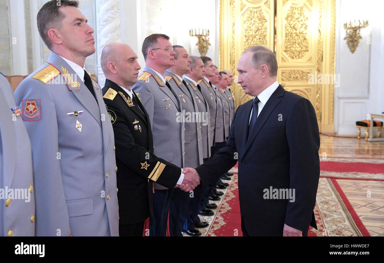 Mosca, Russia. Il 23 marzo 2017. Il presidente russo Vladimir Putin si congratula con gli alti ufficiali militari durante una cerimonia di promozione presso il Cremlino Marzo 23, 2017 a Mosca, in Russia. Credito: Planetpix/Alamy Live News Foto Stock