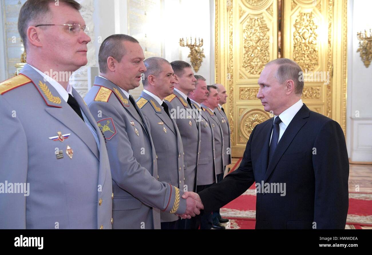 Mosca, Russia. Il 23 marzo 2017. Il presidente russo Vladimir Putin si congratula con gli alti ufficiali militari durante una cerimonia di promozione presso il Cremlino Marzo 23, 2017 a Mosca, in Russia. Credito: Planetpix/Alamy Live News Foto Stock
