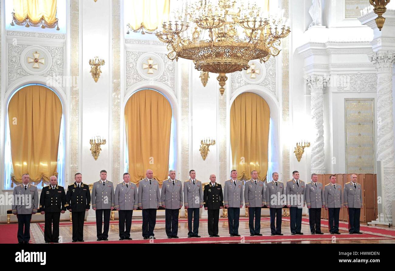 Mosca, Russia. Il 23 marzo 2017. Gli alti ufficiali militari stand ad attenzione durante una cerimonia di promozione presso il Cremlino Marzo 23, 2017 a Mosca, in Russia. Credito: Planetpix/Alamy Live News Foto Stock