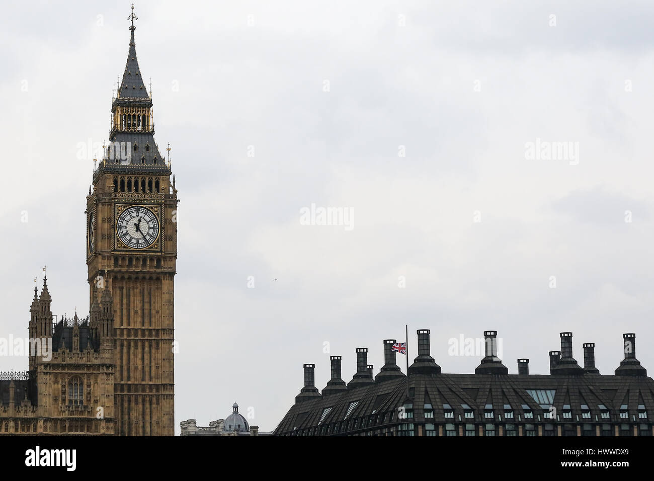 Westminster, Londra, Regno Unito 23 Mar 2017- Una vista generale del Big Ben dopo gli attentati terroristici di Westminster a Londra. Scotland Yard detto il 23 marzo 2017 che la polizia ha effettuato sette arresti in scorrerie condotta per tutta la notte a Birmingham Londra e altrove nel paese dopo l attacco terroristico in Westminister Palace motivi e su Westminster Bridge il 22 marzo 2017 lasciando quattro morti, tra cui il pirata informatico e 29 feriti. Credito: Dinendra Haria/Alamy Live News Foto Stock