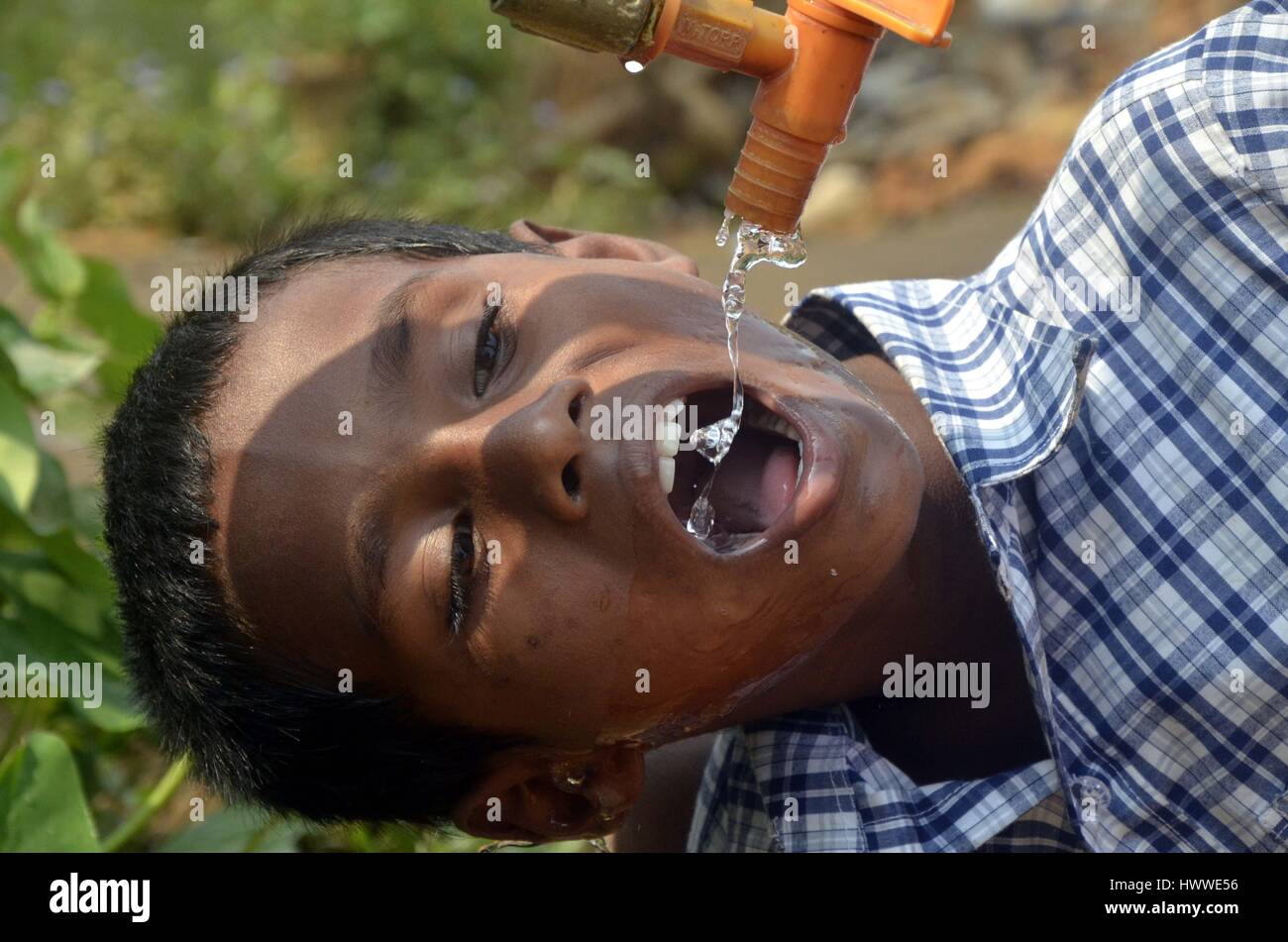 Giornata mondiale dell'acqua in India - 21/03/2017 - India / Tripura / Agartala - Un indiano scuola bambini beve l'acqua da una linea di alimentazione di acqua alla vigilia della Giornata mondiale dell'acqua al villaggio Raimura, nella periferia di Agartala, la capitale del nord-est stato di Tripura il 21 marzo 2017. Giornata mondiale dell'acqua viene osservato il 22 marzo di ogni anno. - Abhisek Saha / Le Pictorium Foto Stock