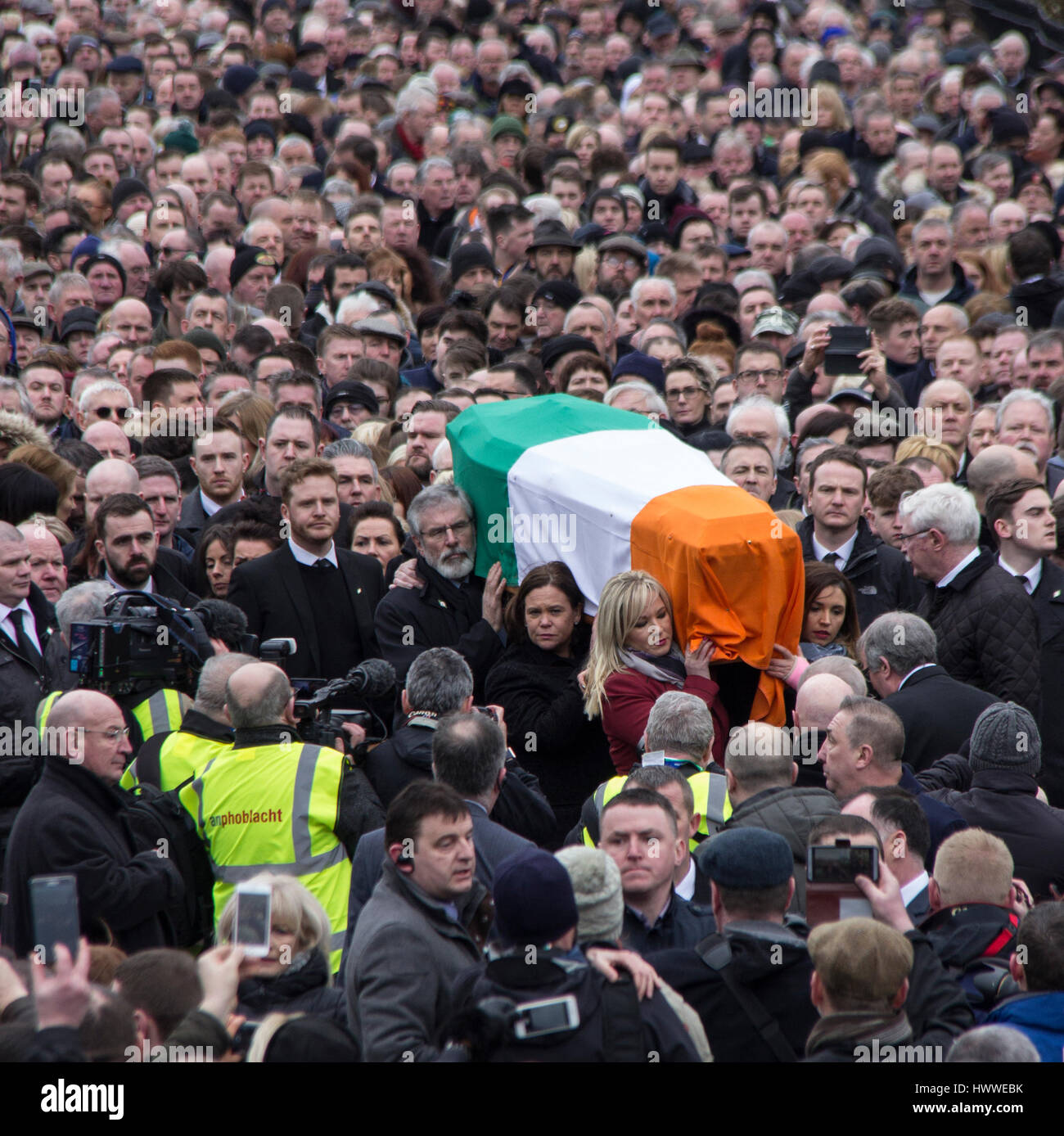 Derry, Irlanda del Nord. 23 Mar, 2017. Gerry Adams e Michelle O'Neill trasportare Martin McGuiness bara Credito: Michael Rooney/Alamy Live News Foto Stock