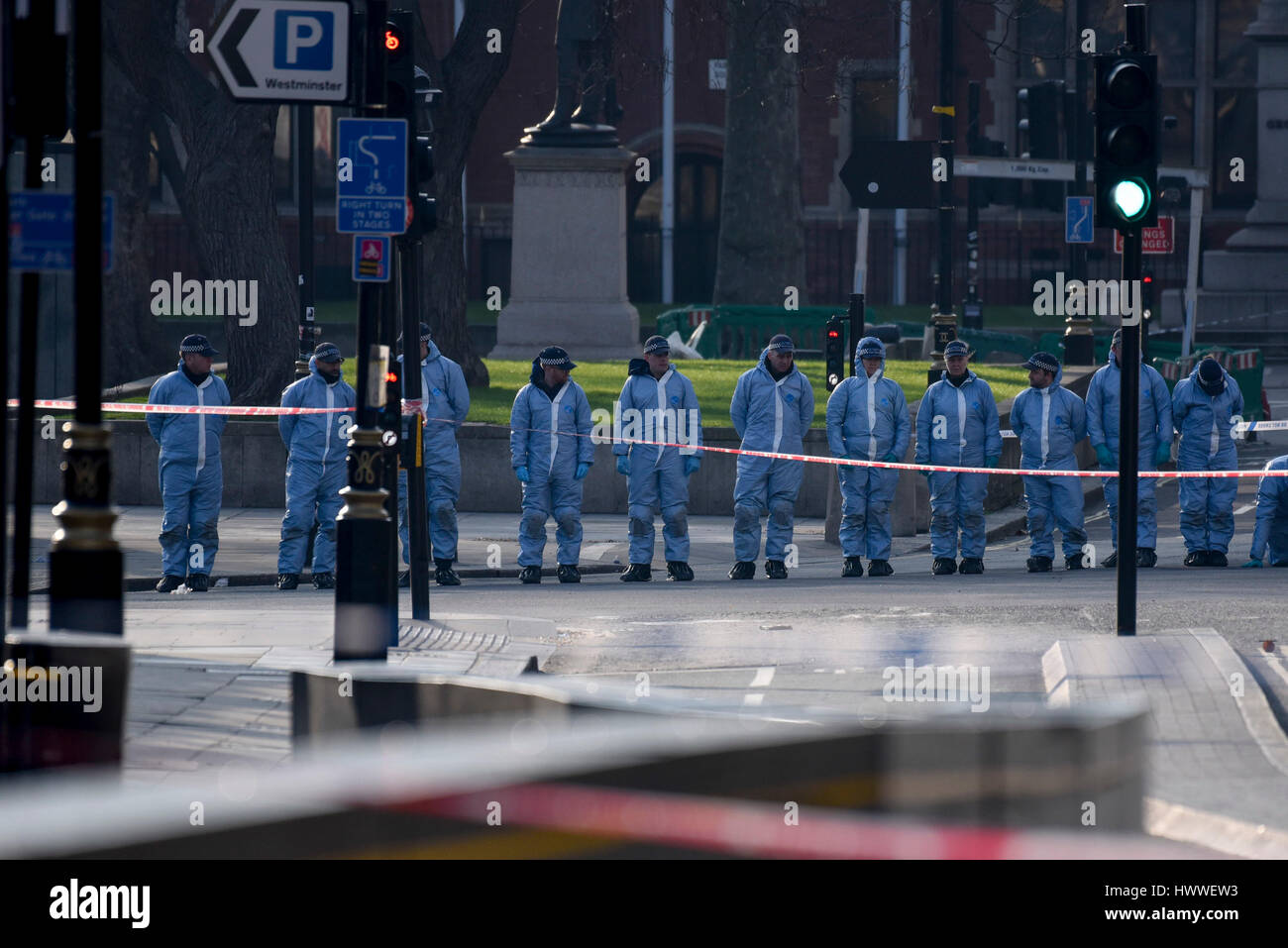 Londra, Regno Unito. Il 23 marzo 2017. Un forensics team cerca il terreno al di fuori della casa del Parlamento, seguendo ieri in attacco terroristico a Westminster. Credito: Stephen Chung / Alamy Live News Foto Stock