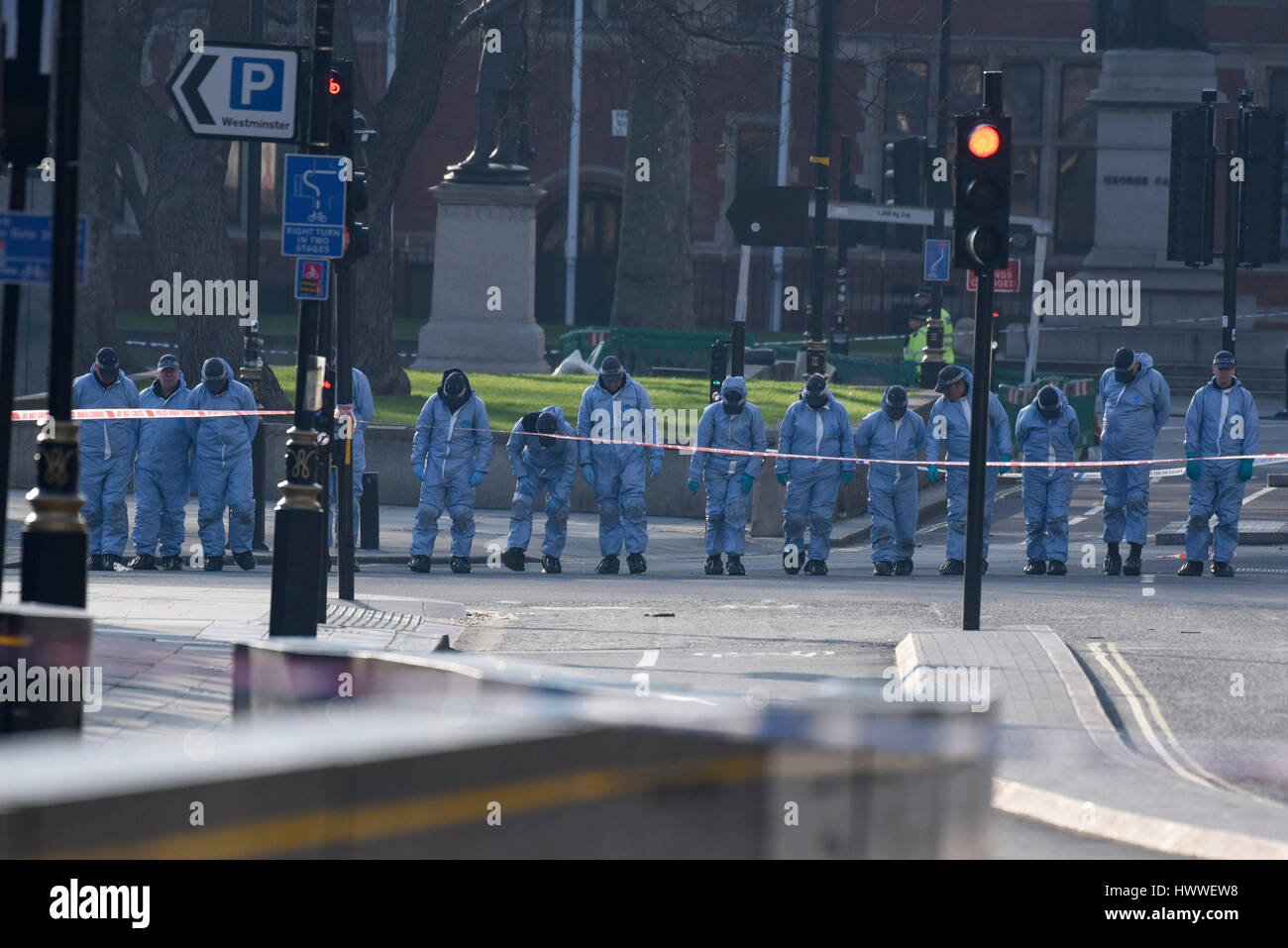 Londra, Regno Unito. Il 23 marzo 2017. Un forensics team cerca il terreno al di fuori della casa del Parlamento, seguendo ieri in attacco terroristico a Westminster. Credito: Stephen Chung / Alamy Live News Foto Stock