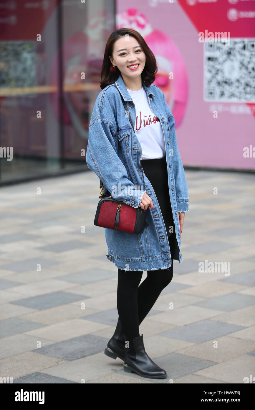 Beijin, Beijin, Cina. 23 Mar, 2017. Un pulcino ragazza cammina lungo la strada di Sanlitun, Pechino del fashion hub, marzo 23rd, 2017. Credito: SIPA Asia/ZUMA filo/Alamy Live News Foto Stock
