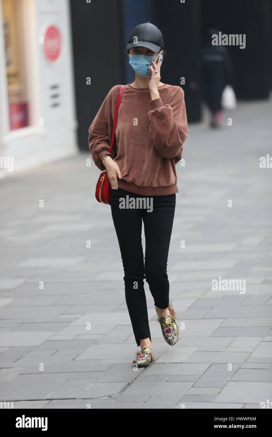 Beijin, Beijin, Cina. 23 Mar, 2017. Un pulcino ragazza cammina lungo la strada di Sanlitun, Pechino del fashion hub, marzo 23rd, 2017. Credito: SIPA Asia/ZUMA filo/Alamy Live News Foto Stock
