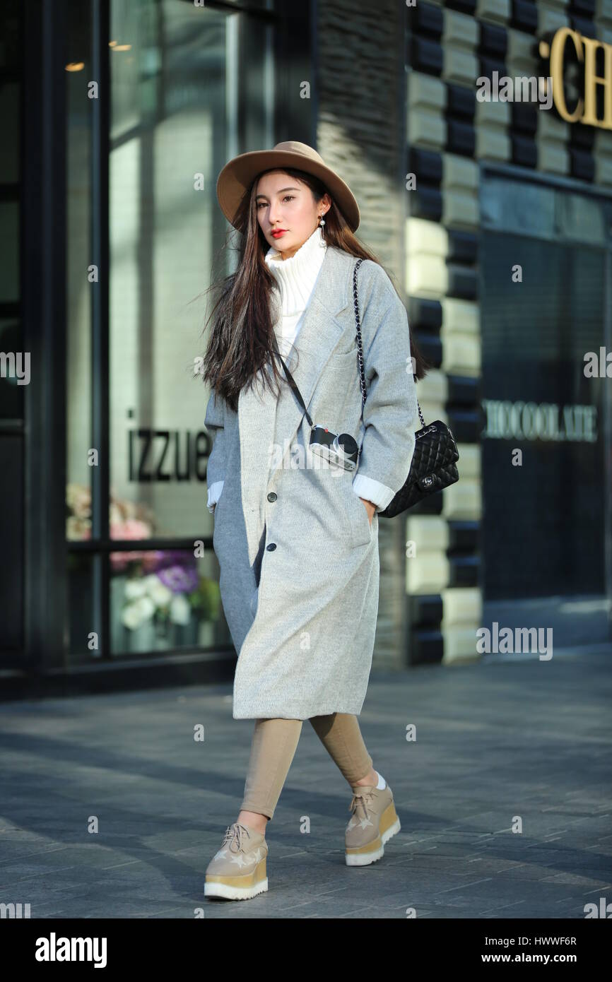 Beijin, Beijin, Cina. 23 Mar, 2017. Un pulcino ragazza cammina lungo la strada di Sanlitun, Pechino del fashion hub, marzo 23rd, 2017. Credito: SIPA Asia/ZUMA filo/Alamy Live News Foto Stock