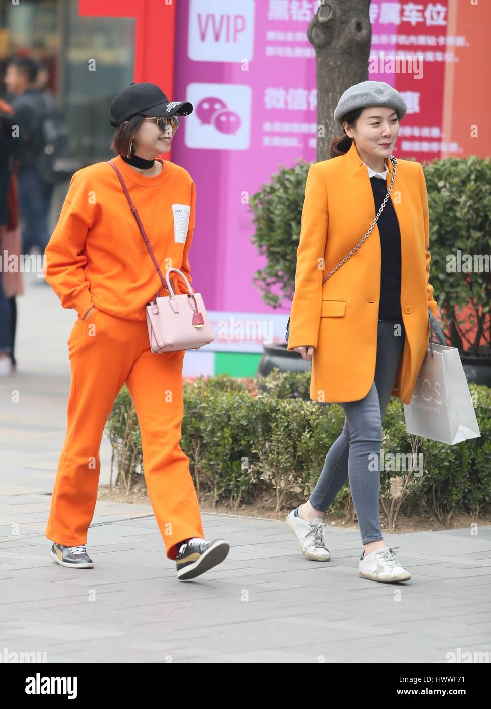 Beijin, Beijin, Cina. 23 Mar, 2017. Due ragazze di pulcino a piedi lungo la strada di Sanlitun, Pechino del fashion hub, marzo 23rd, 2017. Credito: SIPA Asia/ZUMA filo/Alamy Live News Foto Stock