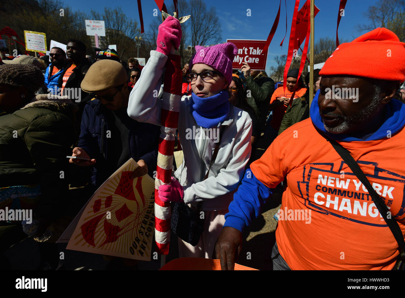 Marzo 23, 2017 - Washington, Distretto di Columbia, Stati Uniti - come i leader della casa ha rinviato il voto, centinaia di marzo per protestare contro i piani dei repubblicani di abrogare la cura conveniente agire, Obamacare in Washington, DC giovedì. Angela DiSciascio, da Pinebrook NJ, utilizza il flag come una canna da zucchero come lei sta per debole a causa di esaurimento. DiSciascio, soffre di una grave condizione cronic noto come Dysantonomia, al di sopra di altre quattro grandi malattie. '' Se non riesco a pagare un unico pagamento di assistenza sanitaria, farò morire'' ha detto. DiSciascio, da Pinebrook NJ, utilizza il flag come una canna da zucchero come lei sta per debole a causa Foto Stock