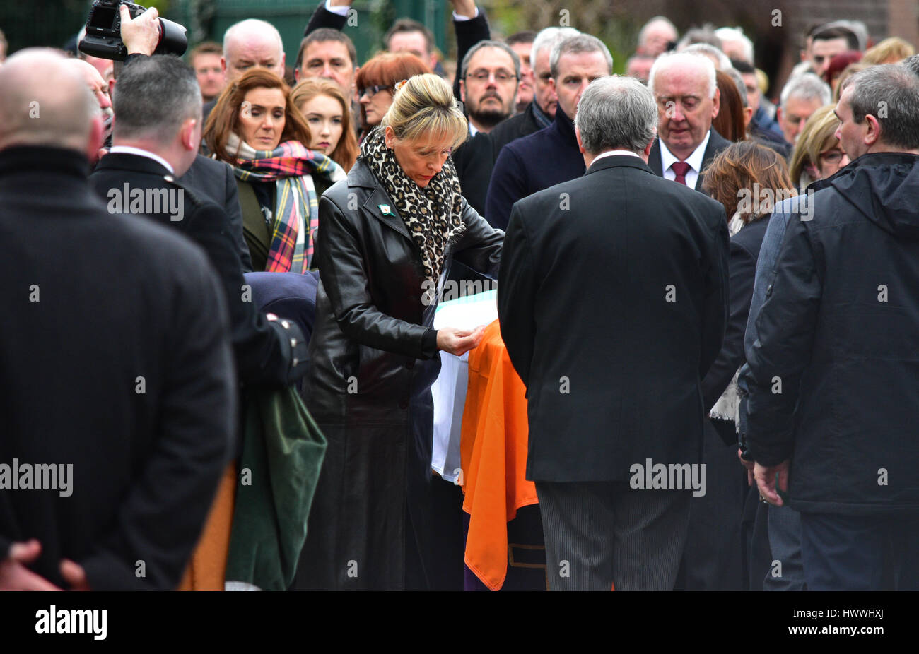 Derry, Irlanda del Nord. 23 marzo, 2017. MEP Martina Anderson risolve un bandiera irlandese per la bara del Sinn Féins Martin McGuinness in Derry: Mark inverno/Alamy Live News Foto Stock