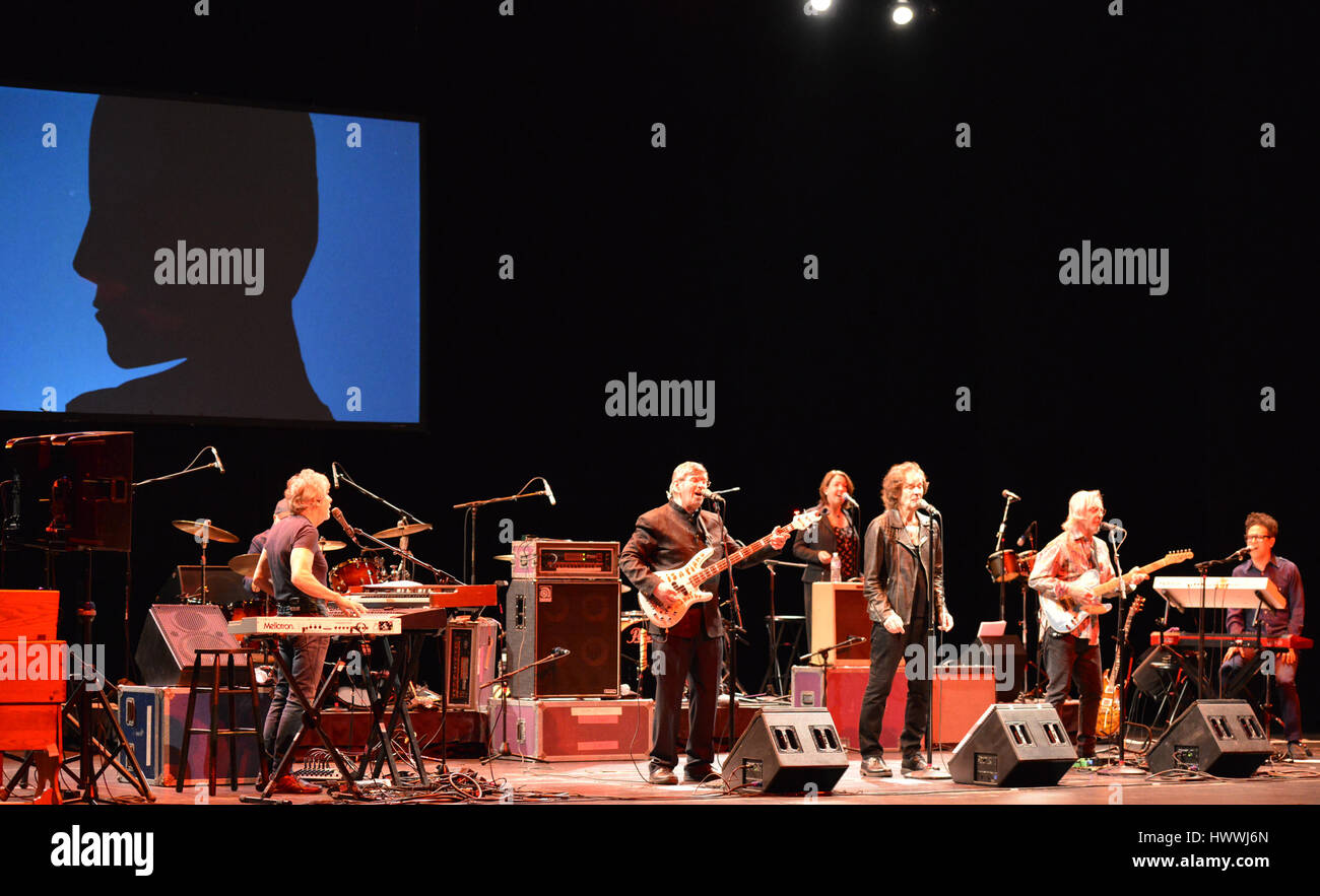 Virginia Beach, Virginia, Stati Uniti d'America. Xxi Mar, 2017. Gli zombie portare dei colpi dal 60s per la folla in SANDLER Center in Virginia Beach, Virginia il 21 marzo 2017. © Jeff Moore 2017 Credit: Jeff Moore/ZUMA filo/Alamy Live News Foto Stock