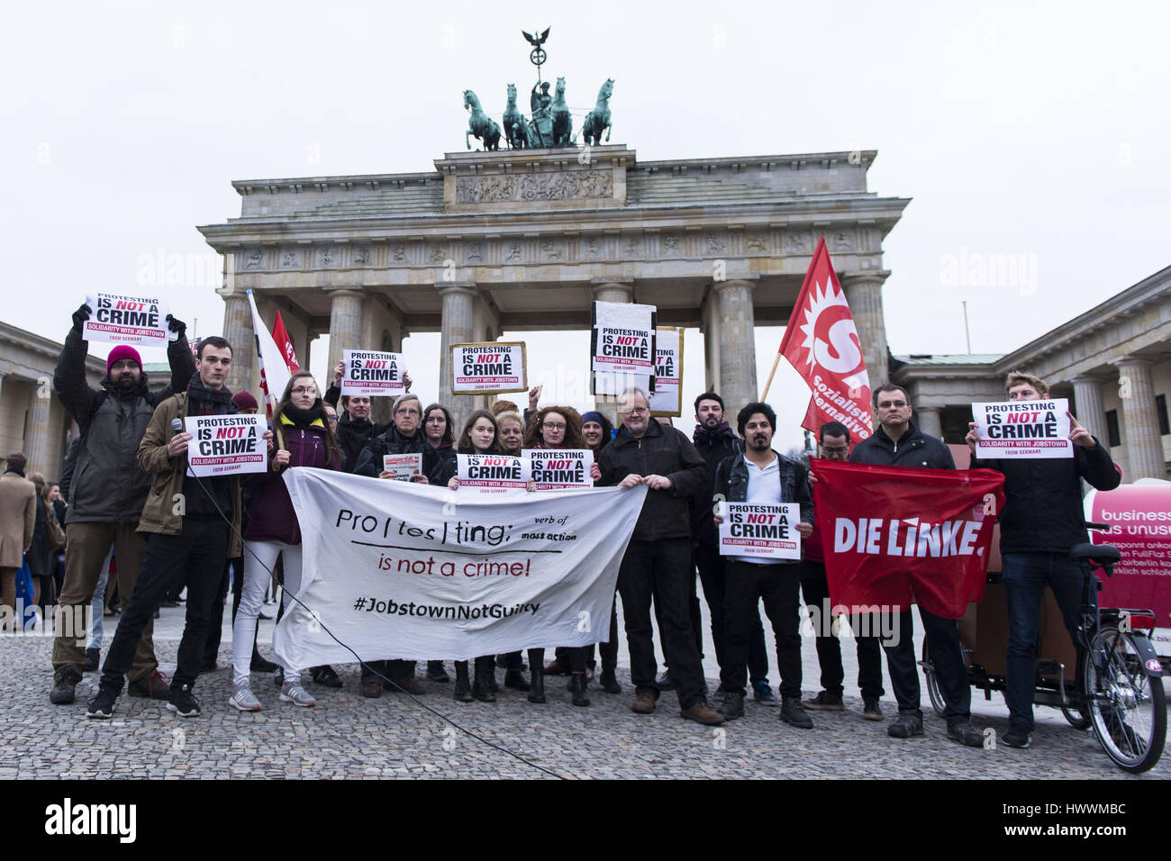 Berlin, Berlin, Germania. 23 Mar, 2017. Lasciato alle organizzazioni della gioventù rally sotto lo slogan 'Stop alla repressione in Irlanda! #JobstownNotGuilty 'davanti alla Porta di Brandeburgo. Nel novembre 2014, nel corso di una azione di protesta contro l'introduzione di tariffe idriche, l'auto dell'ex vice primo ministro Joan Burton è stato bloccato da un blocco del sedile. Lo stato irlandese ora va in tribunale contro alcuni degli attivisti, tra loro i parlamentari della sinistra Paul Murphy. Credito: Jan Scheunert/ZUMA filo/Alamy Live News Foto Stock