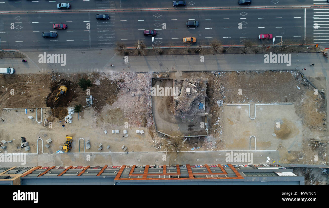 Shenyan, Shenyan, Cina. 24 Mar, 2017. Shenyang, Cina-marzo 24 2017: (solo uso editoriale. Cina OUT).Un 'nail house' può essere visto tra i highrise edificio residenziale di Shenyang, a nord-est della Cina di Provincia di Liaoning, Marzo 24th, 2017. In Cina, il proprietario della casa che si rifiuta di trasferirsi è chiamato 'nail' domestici Credito: SIPA Asia/ZUMA filo/Alamy Live News Foto Stock