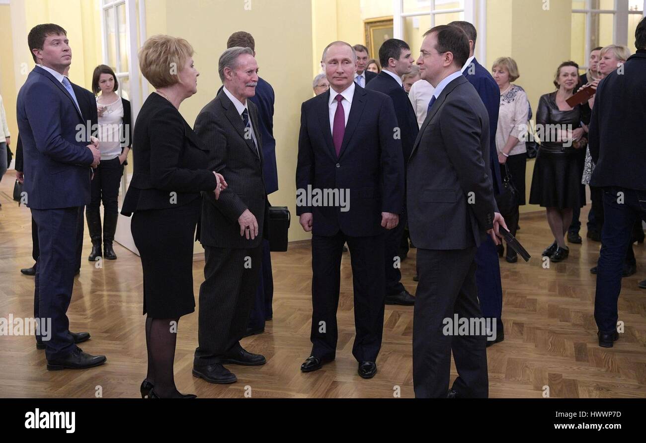 Mosca, Russia. 23 Mar, 2017. Il presidente russo Vladimir Putin chat con Maly Theatre Direttore Artistico Yury Solomin, centro, Direttore Generale Tamara Mikhailova, sinistra, e il Ministro della Cultura Vladimir Medinsky tra atti una performance di "ultima vittima' Marzo 23, 2017 a Mosca, in Russia. Putin ha frequentato la Ostrovsky riprodurre lo stesso giorno un critico feroce è stato assassinato a Kiev da un agente russo. Credito: Planetpix/Alamy Live News Foto Stock