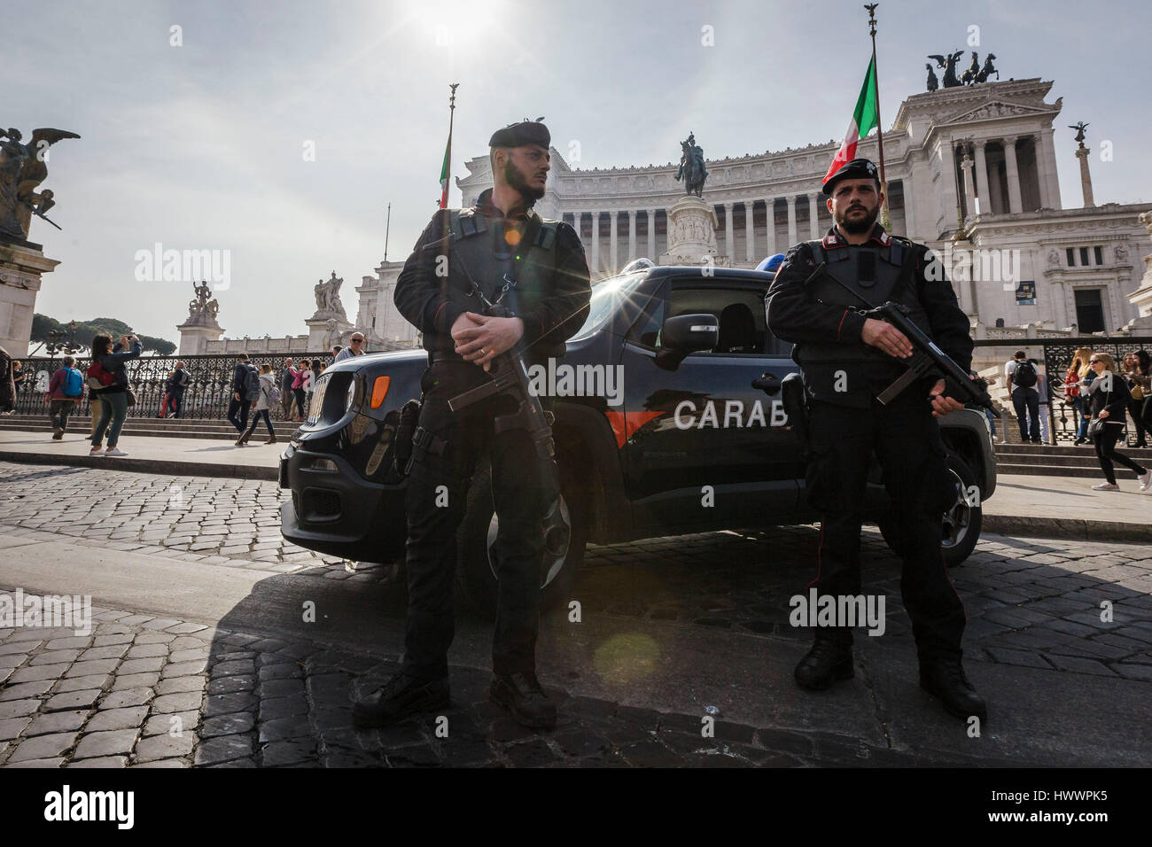 Roma, Italia. Il 24 marzo 2017. Paramilitari italiana pattuglia di polizia (Carabinieri) sorge di fronte al monumento del milite ignoto in Piazza Venezia con un giorno di anticipo di un vertice dell'Unione europea per commemorare il sessantesimo anniversario del Trattato di Roma. I leader dell' Unione europea sono raduno a Roma per un vertice per contrassegnare il UE del sessantesimo anniversario e per delineare il suo futuro dopo la Gran Bretagna lascia. © Giuseppe Ciccia/Alamy Live News Foto Stock