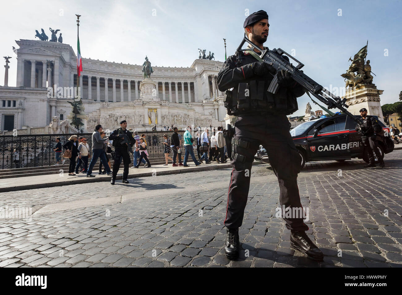 Roma, Italia. Il 24 marzo 2017. Paramilitari italiana pattuglia di polizia (Carabinieri) sorge di fronte al monumento del milite ignoto in Piazza Venezia con un giorno di anticipo di un vertice dell'Unione europea per commemorare il sessantesimo anniversario del Trattato di Roma. I leader dell' Unione europea sono raduno a Roma per un vertice per contrassegnare il UE del sessantesimo anniversario e per delineare il suo futuro dopo la Gran Bretagna lascia. © Giuseppe Ciccia/Alamy Live News Foto Stock