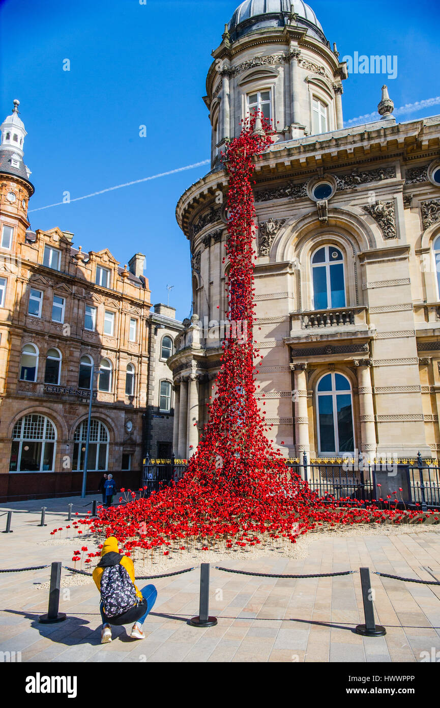 Artista Paul Cummins & designer Tom Piper svelata la Ceramica di papaveri "piangendo finestra' installazione in Hull City della cultura 2017 Foto Stock