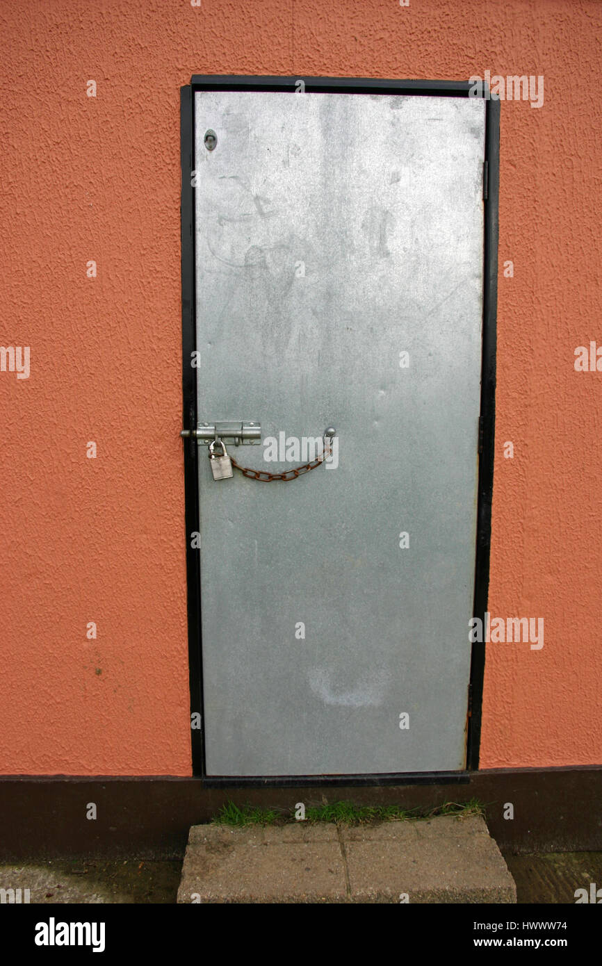 Fissare il metallo padiglione sportivo porta con lucchetto e catena. Foto Stock