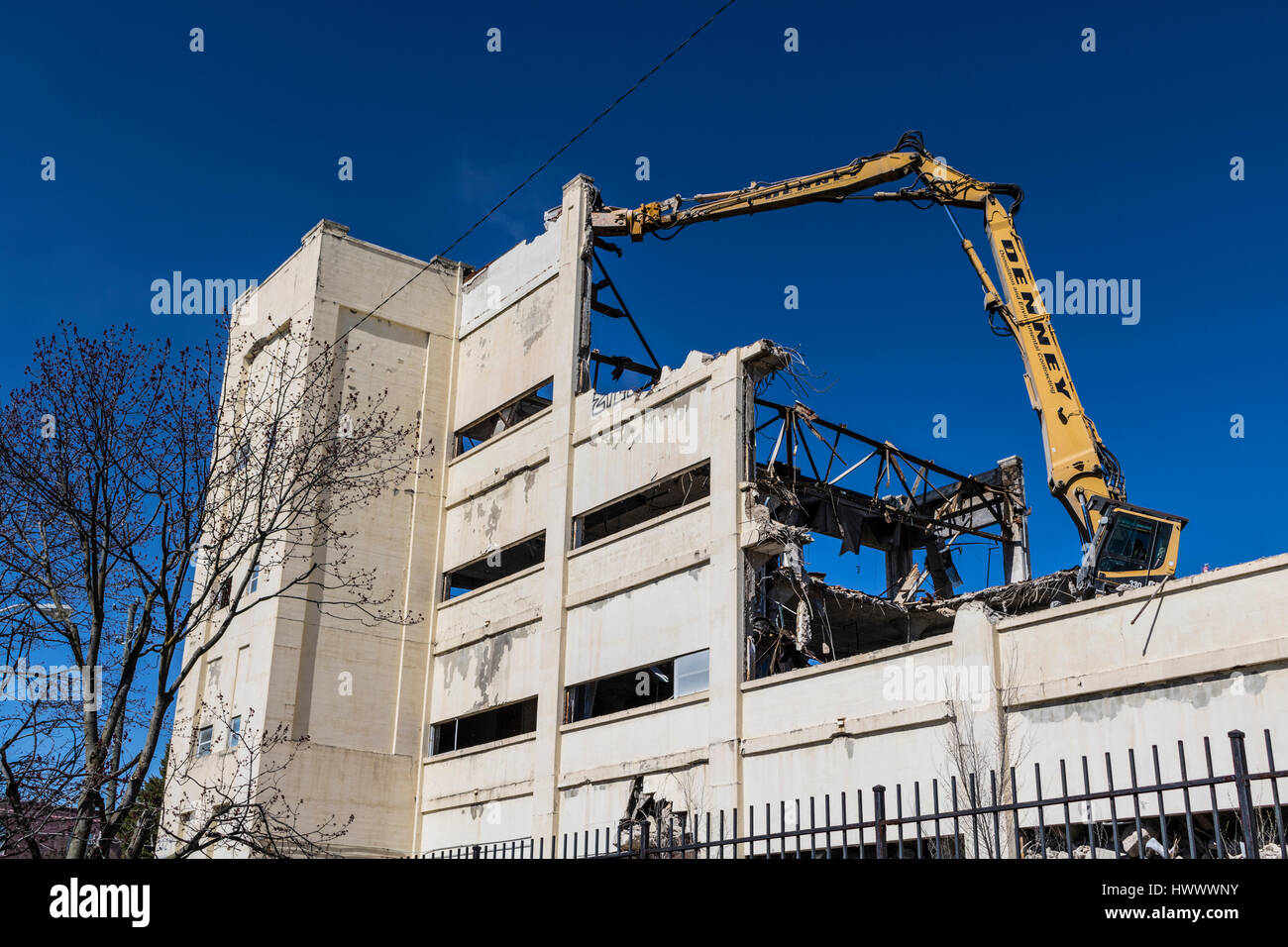 Indianapolis - Circa nel marzo 2017: RCA ex fabbrica di fabbricazione essendo razed come parte della demolizione e batterico di progetto di riduzione III Foto Stock