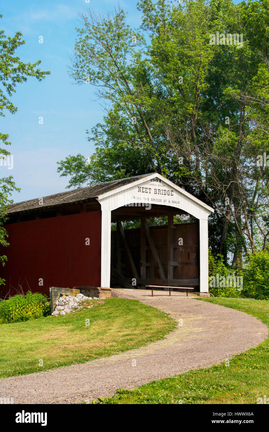 Il Neet Ponte Coperto attraversa piccoli Raccoon Creek sulla County Road South 80 Est in Parke County Indiana, Stati Uniti d'America. Questo singolo span bava Arch Truss struc Foto Stock