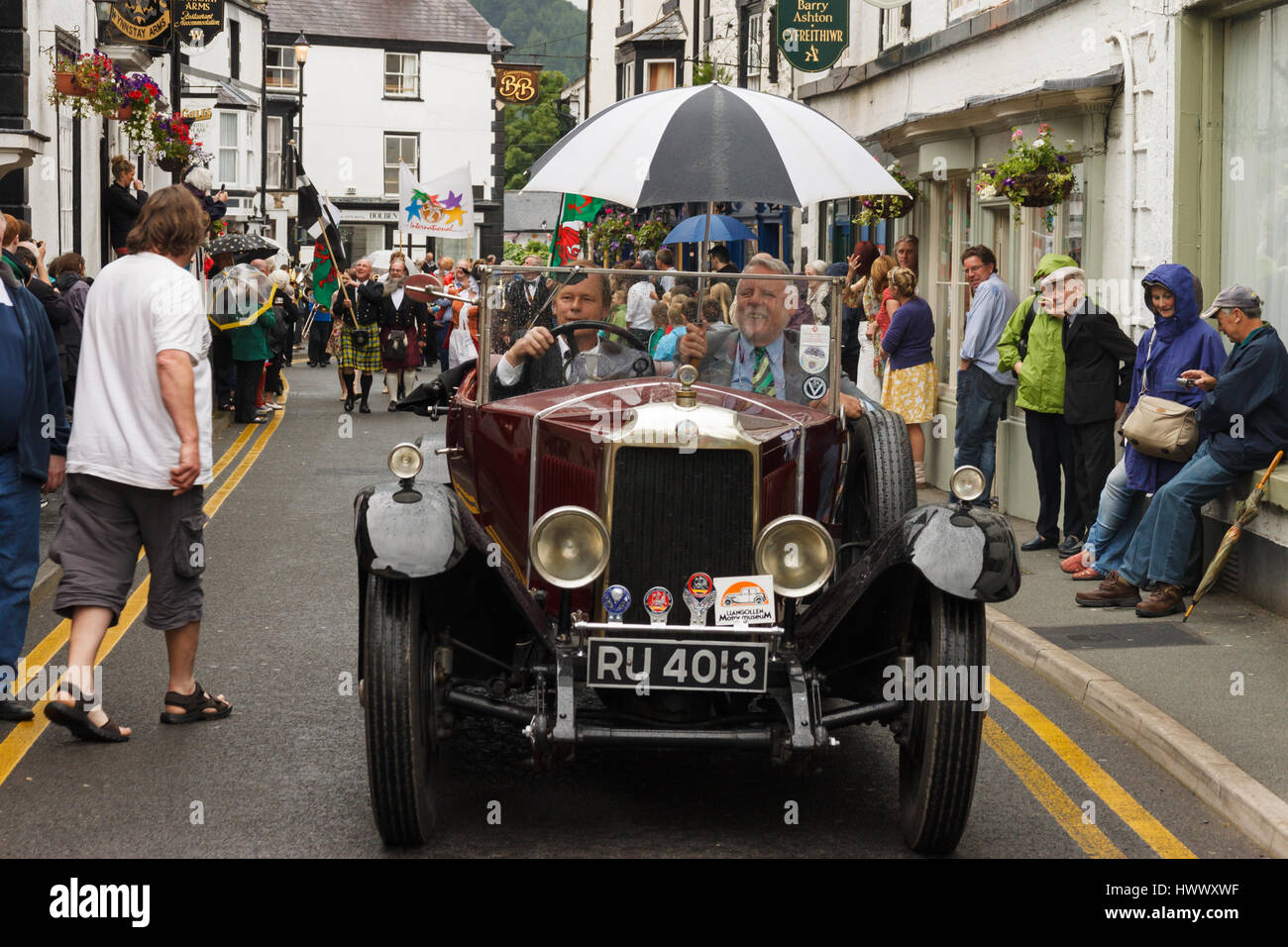 Terry Waite CBE Patrono dell annuale International Eisteddfod conduce la street parade di Llangollen Galles un music festival di musica folk tradizionale Foto Stock