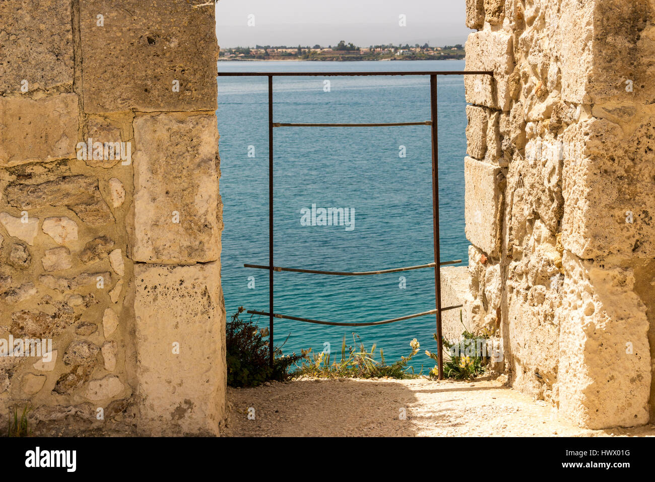 Vista panoramica del castello Maniace sul mare, Siracusa, Sicilia, Italia Foto Stock