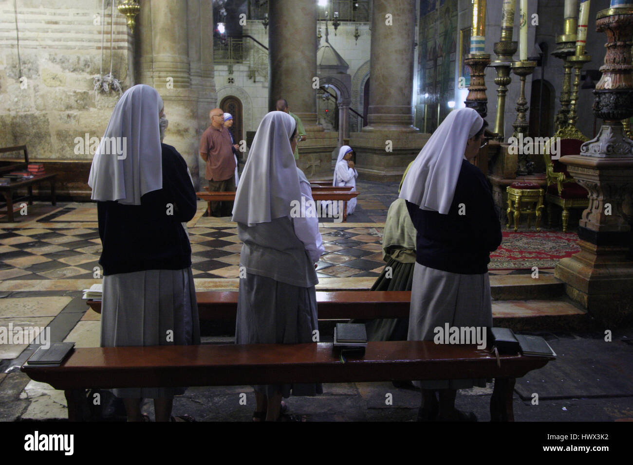 La mattina presto prima dell'arrivo dei pellegrini provenienti da tutto il mondo, suore in preghiera nella chiesa del Santo Sepolcro di Gerusalemme Foto Stock