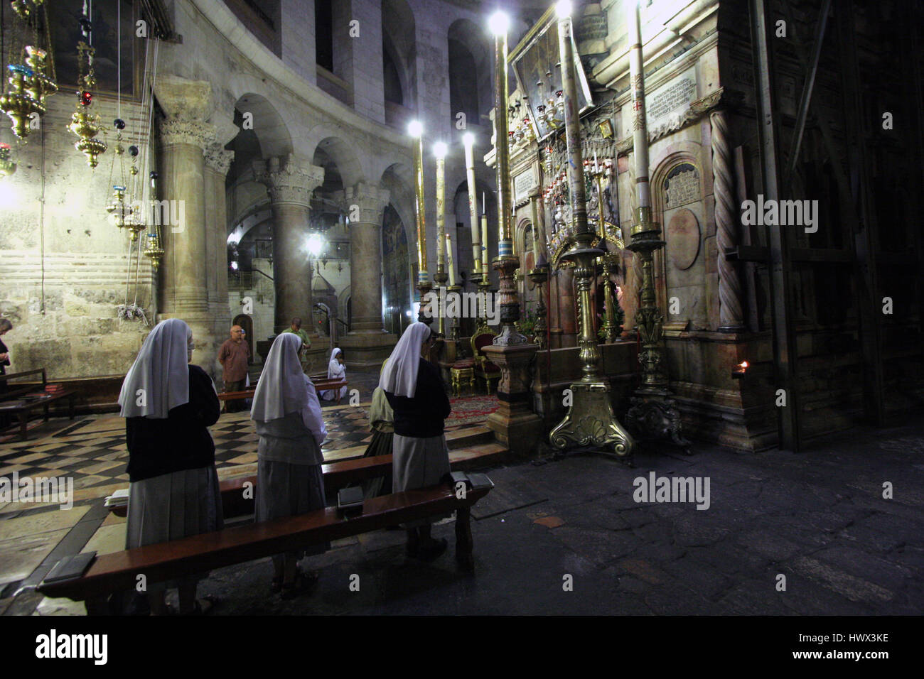 La mattina presto prima dell'arrivo dei pellegrini provenienti da tutto il mondo, suore in preghiera nella chiesa del Santo Sepolcro di Gerusalemme Foto Stock