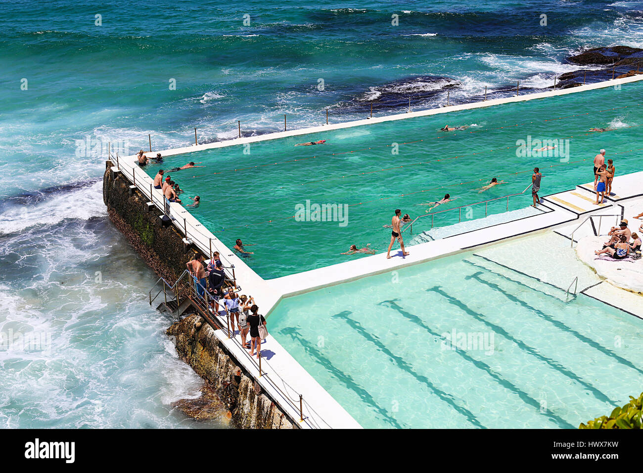 Persone non identificate in bagni di Bondi a Sydney, in Australia. Si tratta di un pool di marea aperto a 1929. Foto Stock