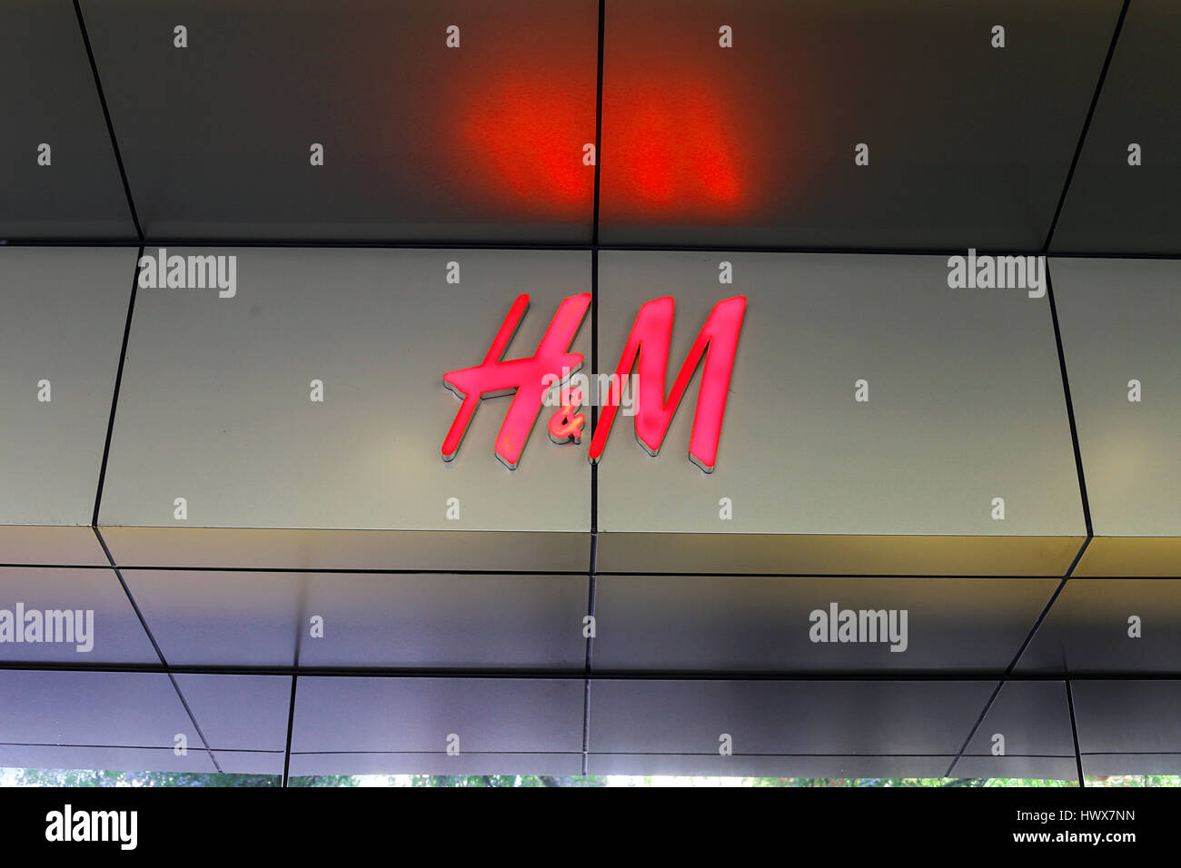 SYDNEY, Australia - 23 gennaio 2017: Dettaglio dell'HM store a Sydney, in Australia. HM è una multinazionale svedese di vendita al dettaglio di abbigliamento-società fondata a 19 Foto Stock