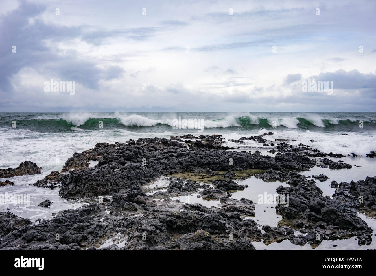 Thor's Well in Yachats, Oregon è una caverna di 20 piedi che le onde si schiantano dentro e fuori, a volte sparando in aria. Foto Stock