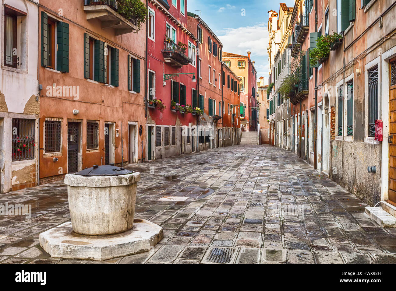 Pozzo veneziano sulla strada Foto Stock