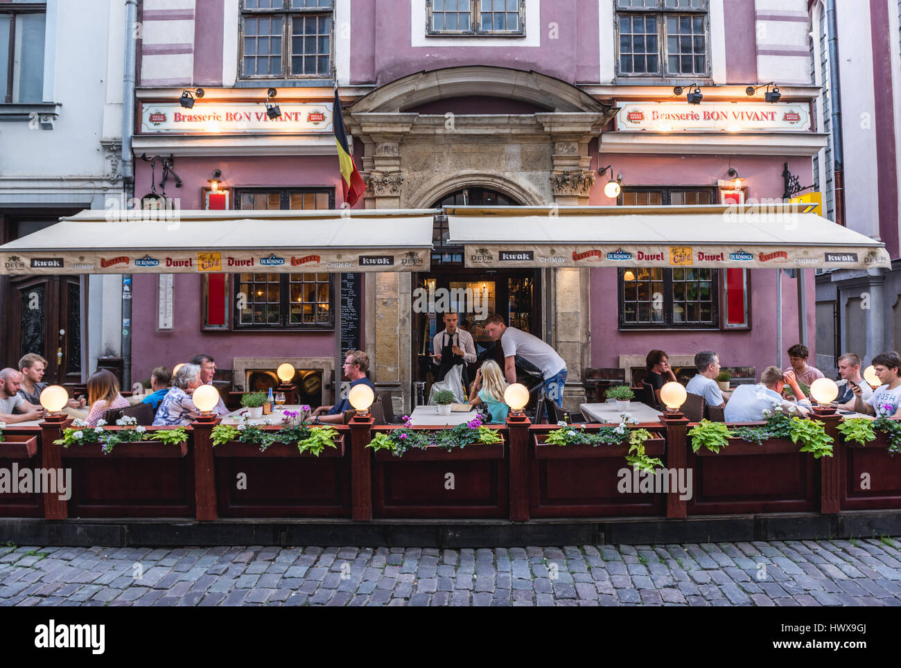 Bon Vivant la birra belga Cafe sulla Città Vecchia di Riga, la città capitale della Repubblica di Lettonia Foto Stock