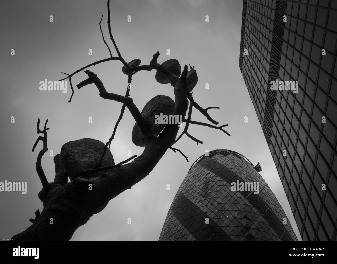 Swiiss re building o 30 St Mary Axe city of London arte immagine con scultura all'aperto Foto Stock