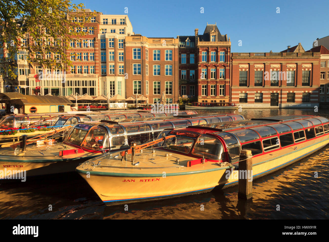 Rederij Hof van Holland tour barche ormeggiate fino n la mattina sul fiume Amstel di Amsterdam Foto Stock