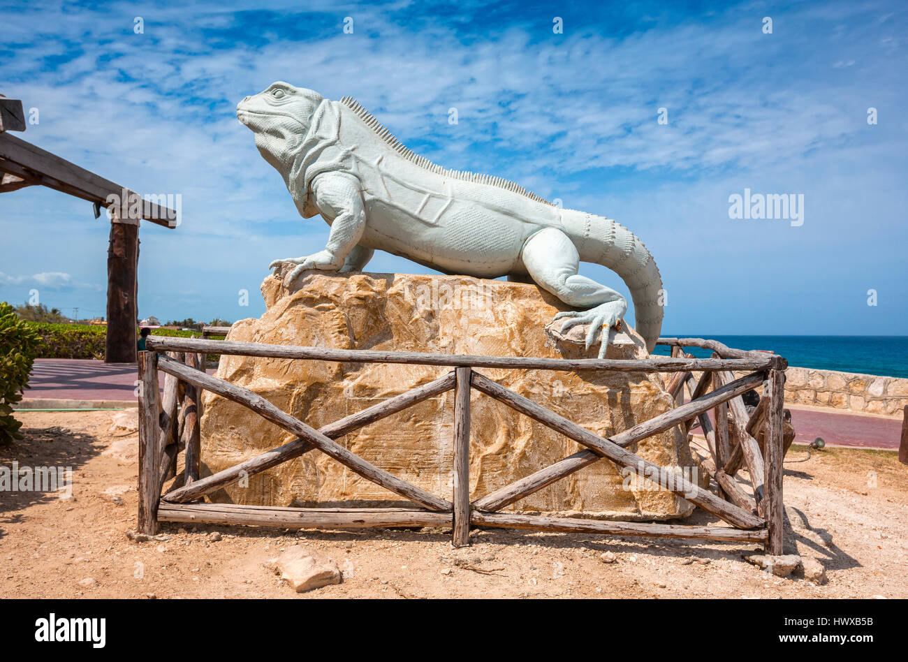 Statua di Iguana lucertola su Isla Mijeres in Messico Foto Stock
