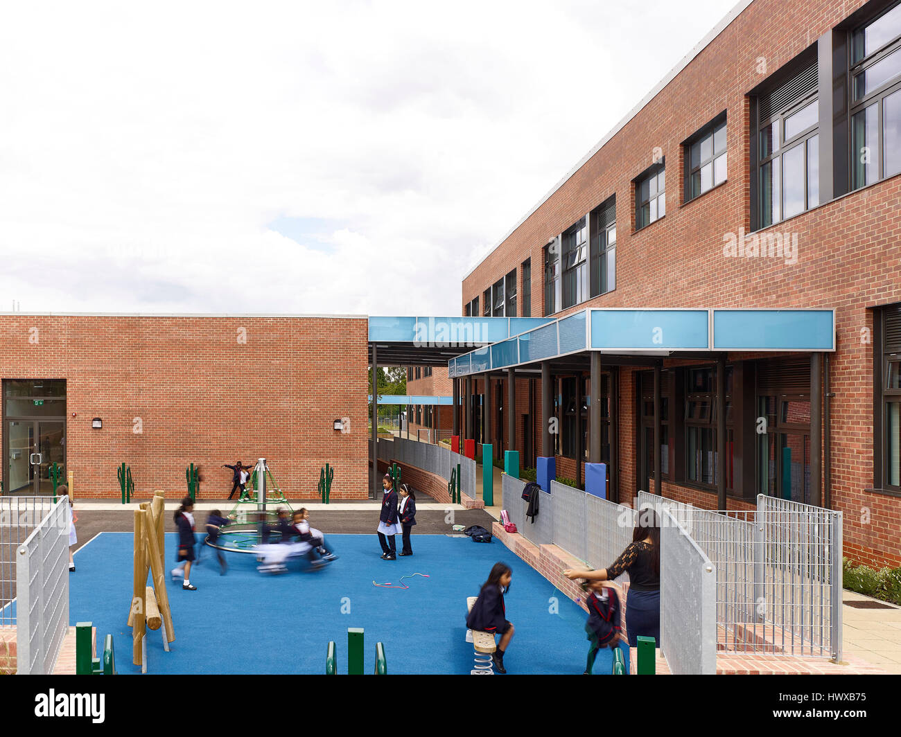 Area giochi all'aperto in uso. Wembley High Technology College, Primaria North wembley, Regno Unito. Architetto: arricciare la Tourelle architetti, 2016. Foto Stock