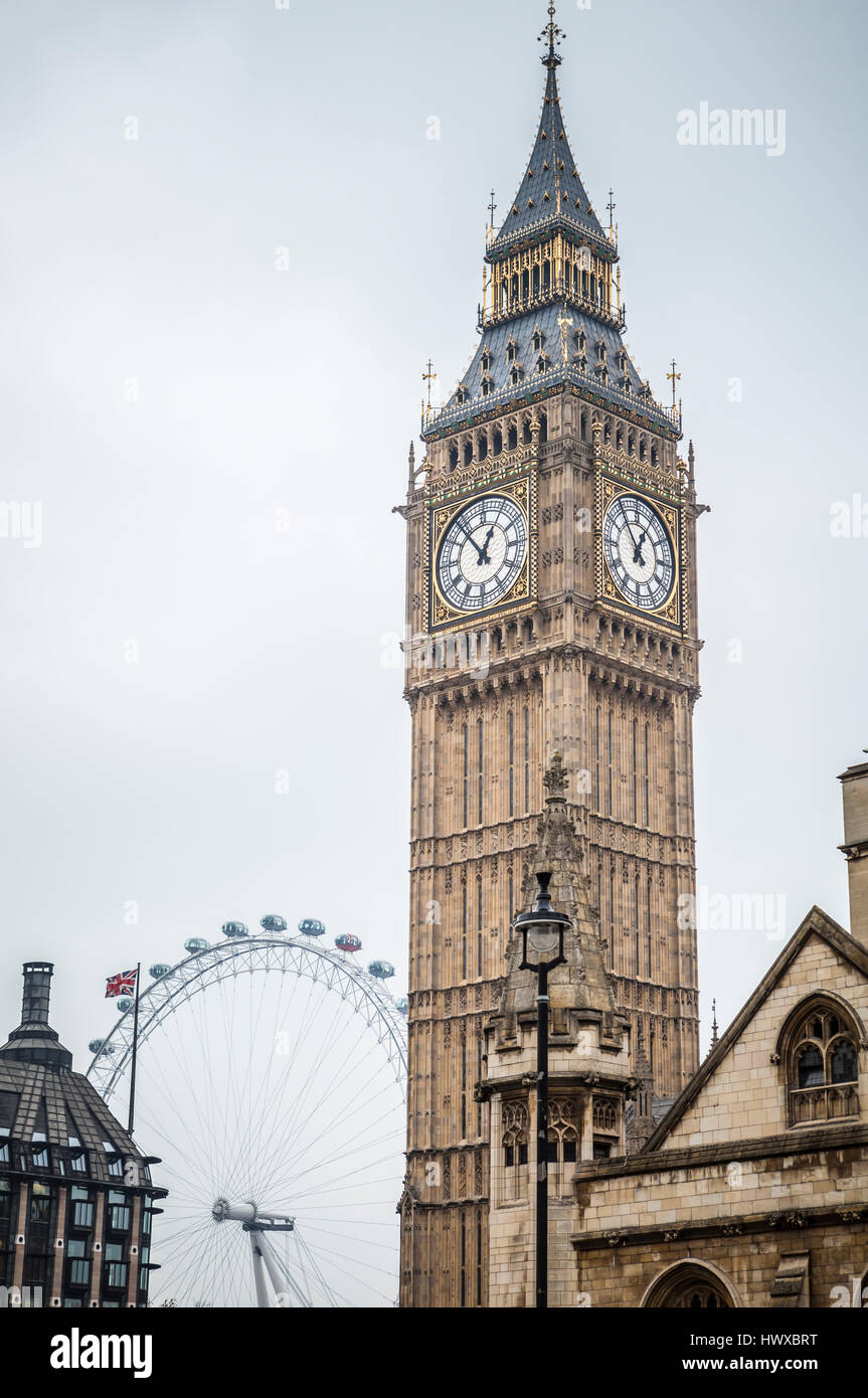 Il Big Ben e il London Eye, Londra, Inghilterra, Regno Unito. Foto Stock