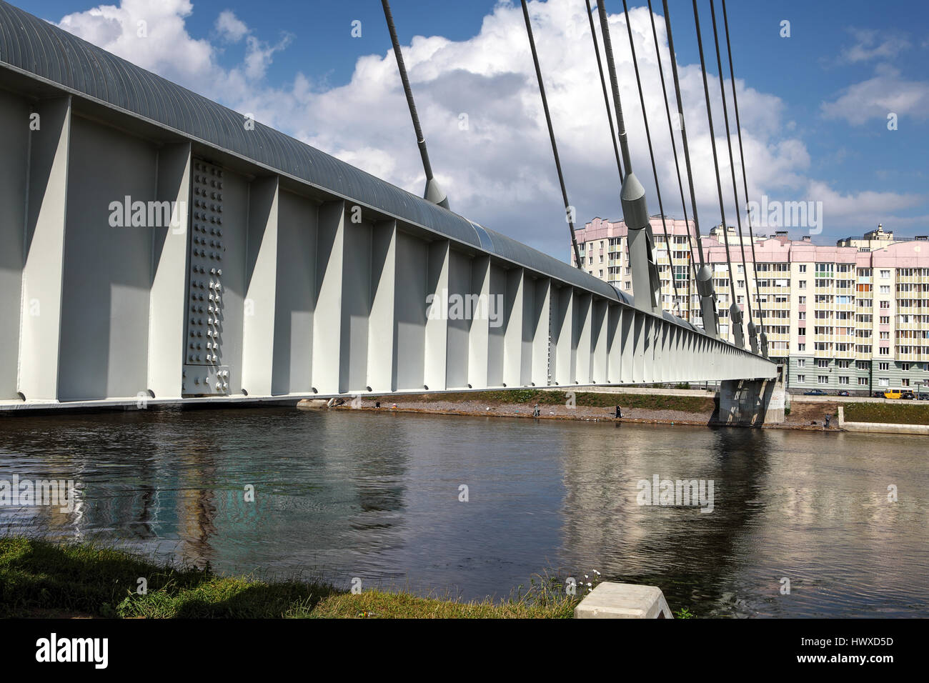 San Pietroburgo, Russia - Luglio 9, 2015: parte della trave in acciaio cavo-alloggiato bridge, il principale conduttore di calore attraverso il canale Dudergofsky. Foto Stock