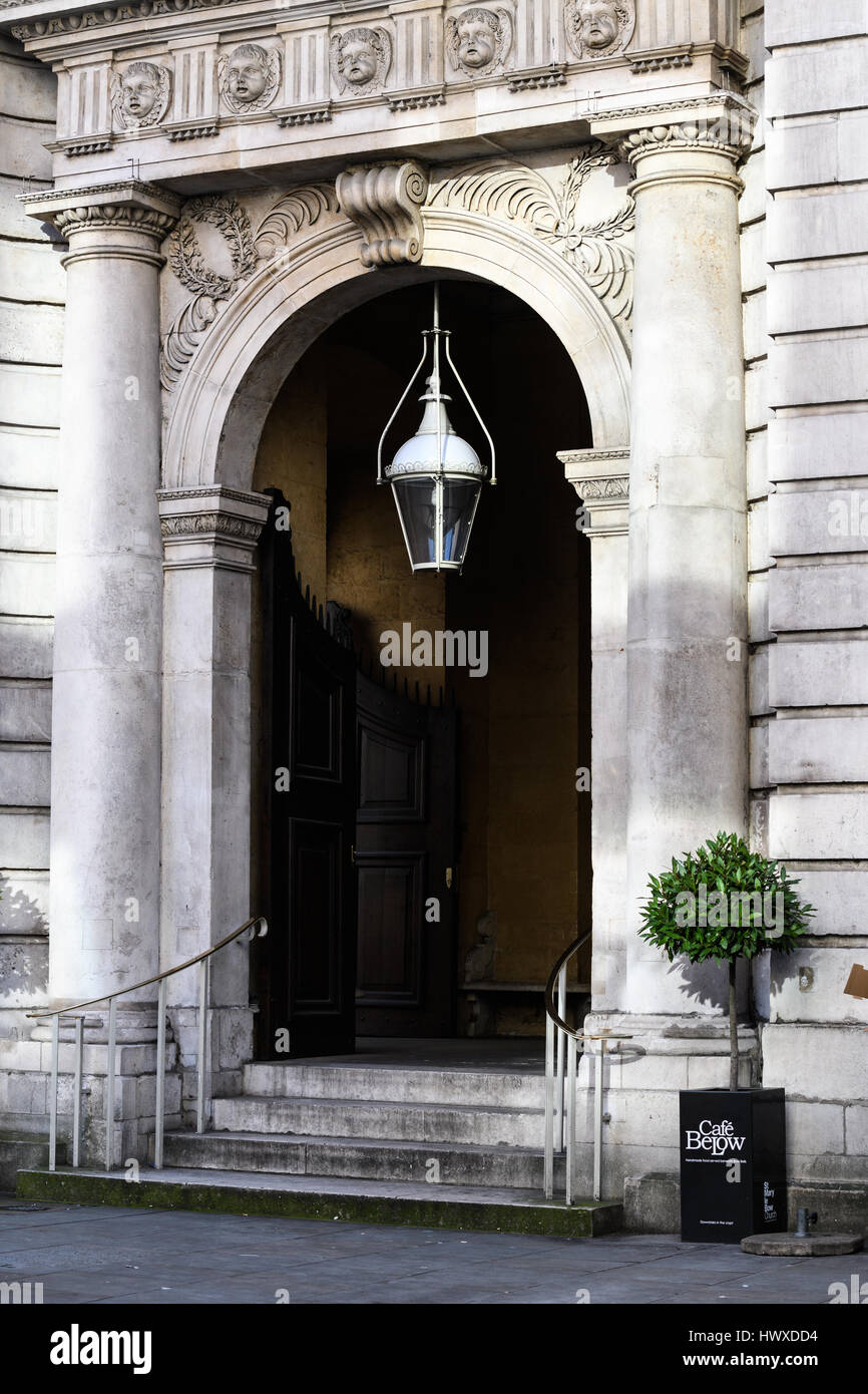 Ingresso di St Mary le Bow chiesa, Cheapside, Londra. Foto Stock