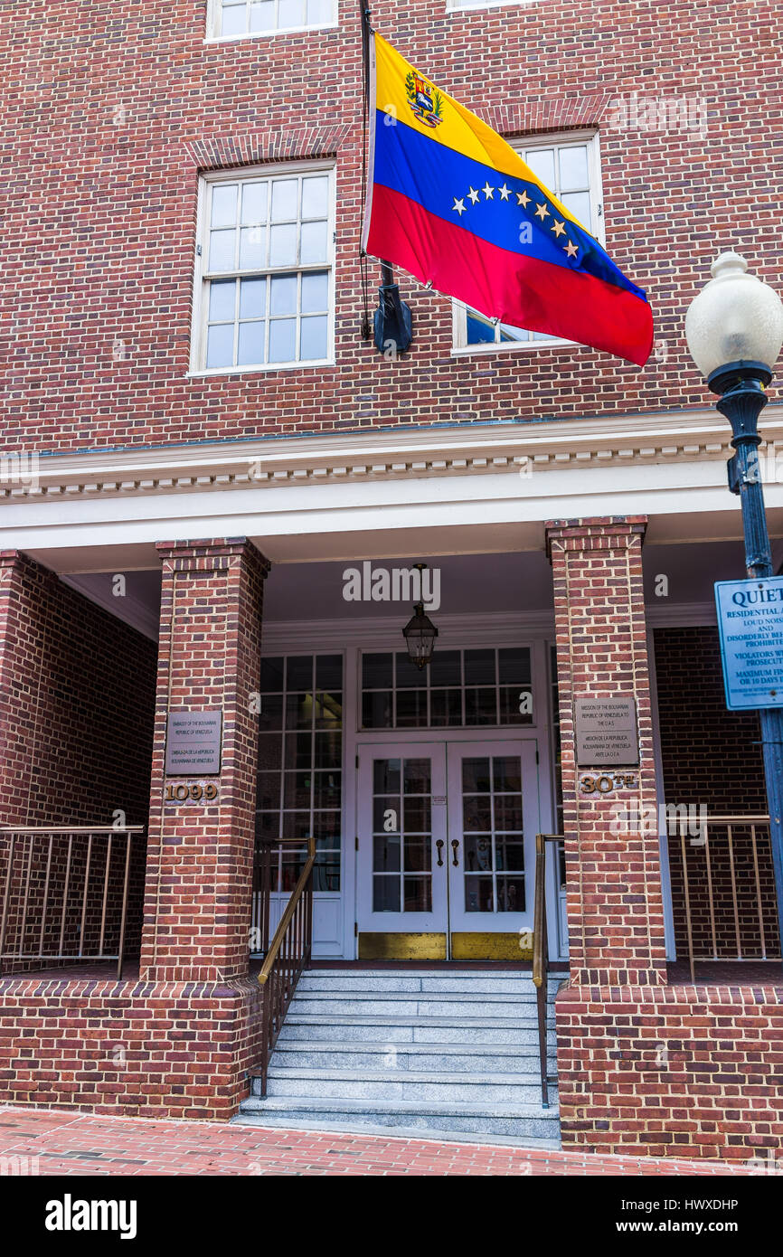 Washington DC, Stati Uniti d'America - 20 Marzo 2017: Ambasciata della Repubblica Bolivariana del Venezuela segno con bandiera e ingresso Foto Stock