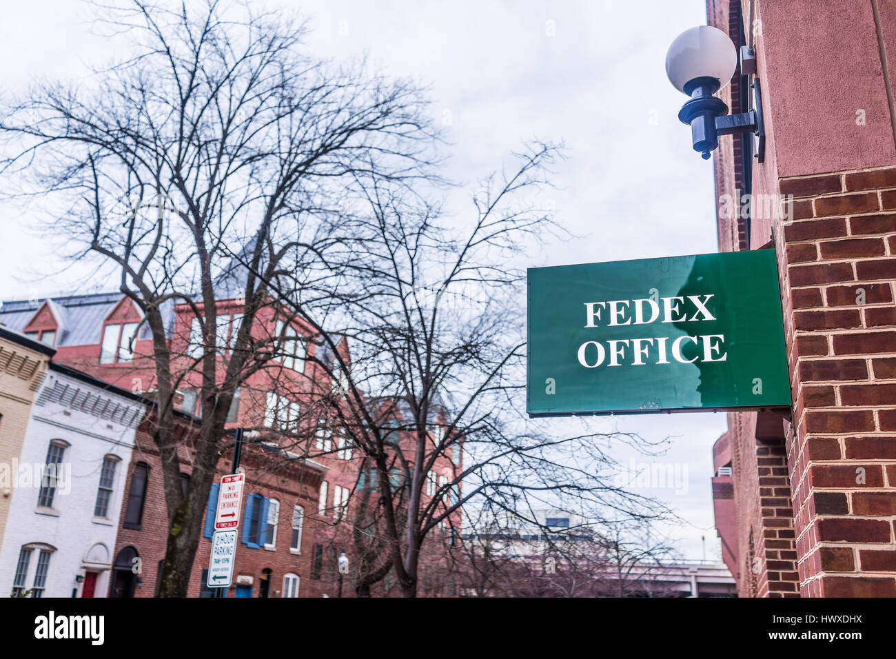 Washington DC, Stati Uniti d'America - 20 Marzo 2017: Vintage retrò verde ufficio FedEx segno appeso sulla costruzione Foto Stock
