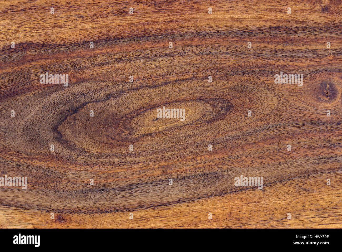 Rosso, nero e marrone scuro naturale legno reale consistenza sfondo con cerchio al centro Foto Stock