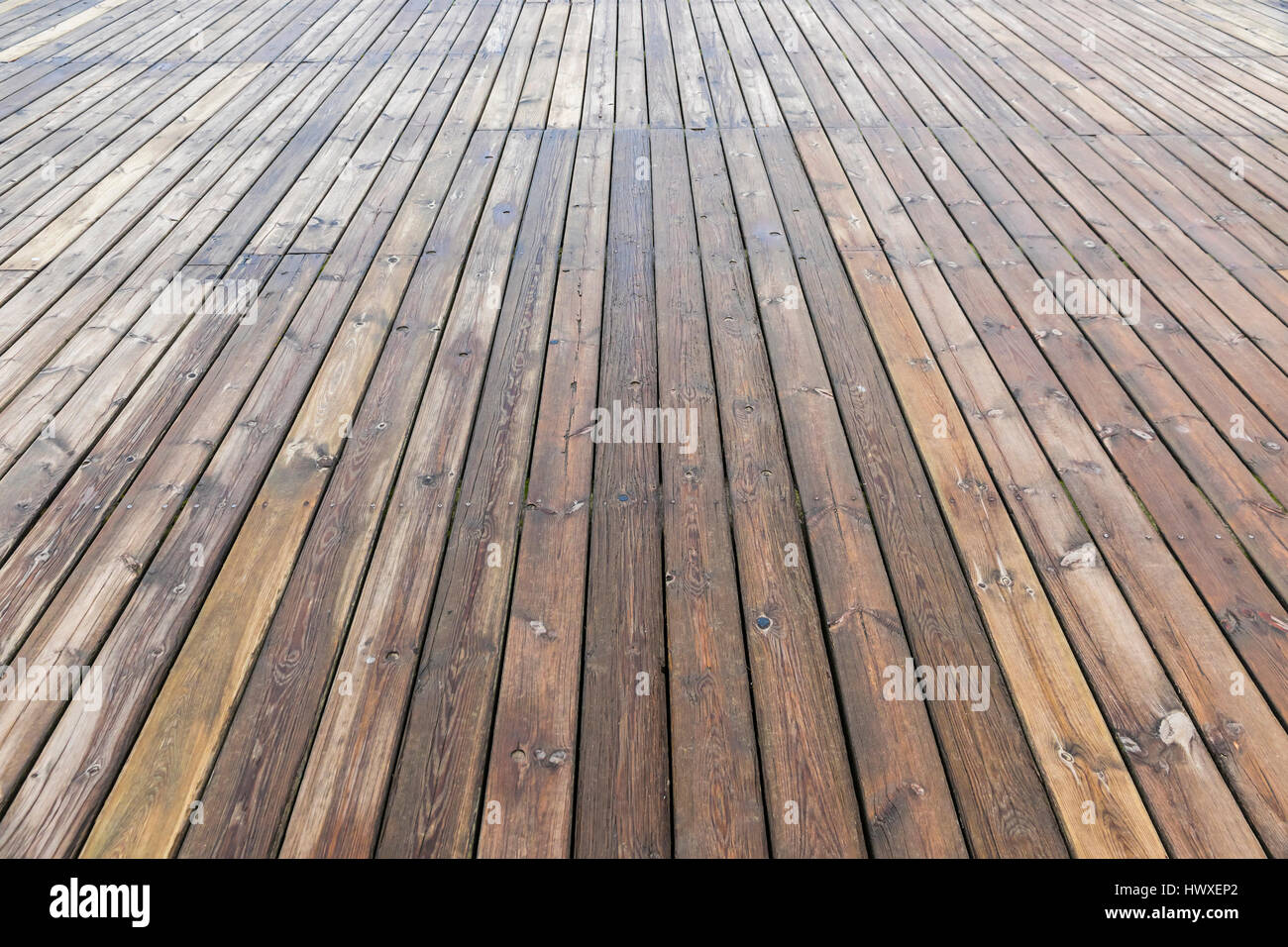 Il vecchio legno marrone texture di sfondo con prospettiva. Assi di legno che compongono una grande pier Foto Stock