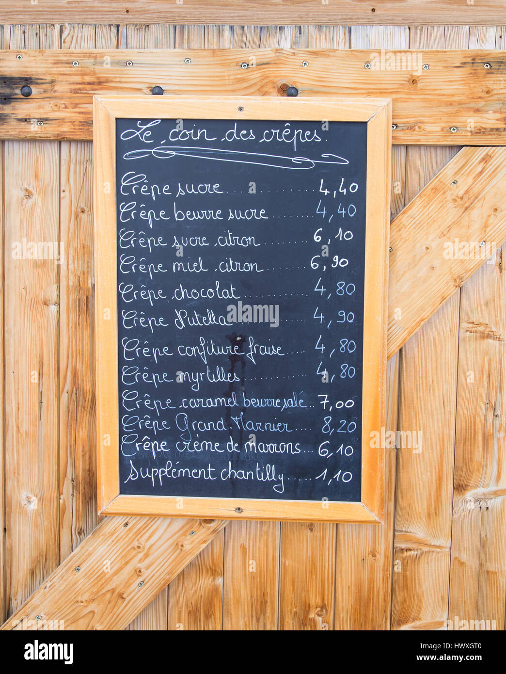 Crepes menu manoscritta su lavagna al di fuori di un ristorante francese Foto Stock