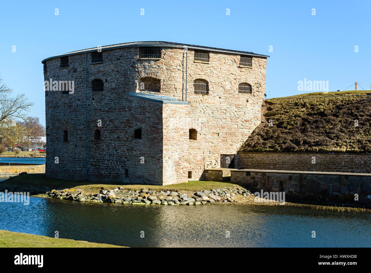 Kalmar, Svezia - 15 Marzo 2017: ambientale documentario di una delle torri di fortificazione che circonda il castello di Calmar. Parte del fossato in foregroun Foto Stock