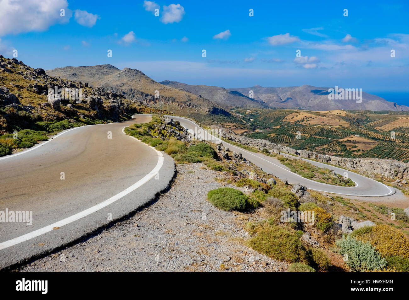 Strada di montagna con tornanti a secco del paesaggio montuoso dell'isola di Creta Grecia Foto Stock