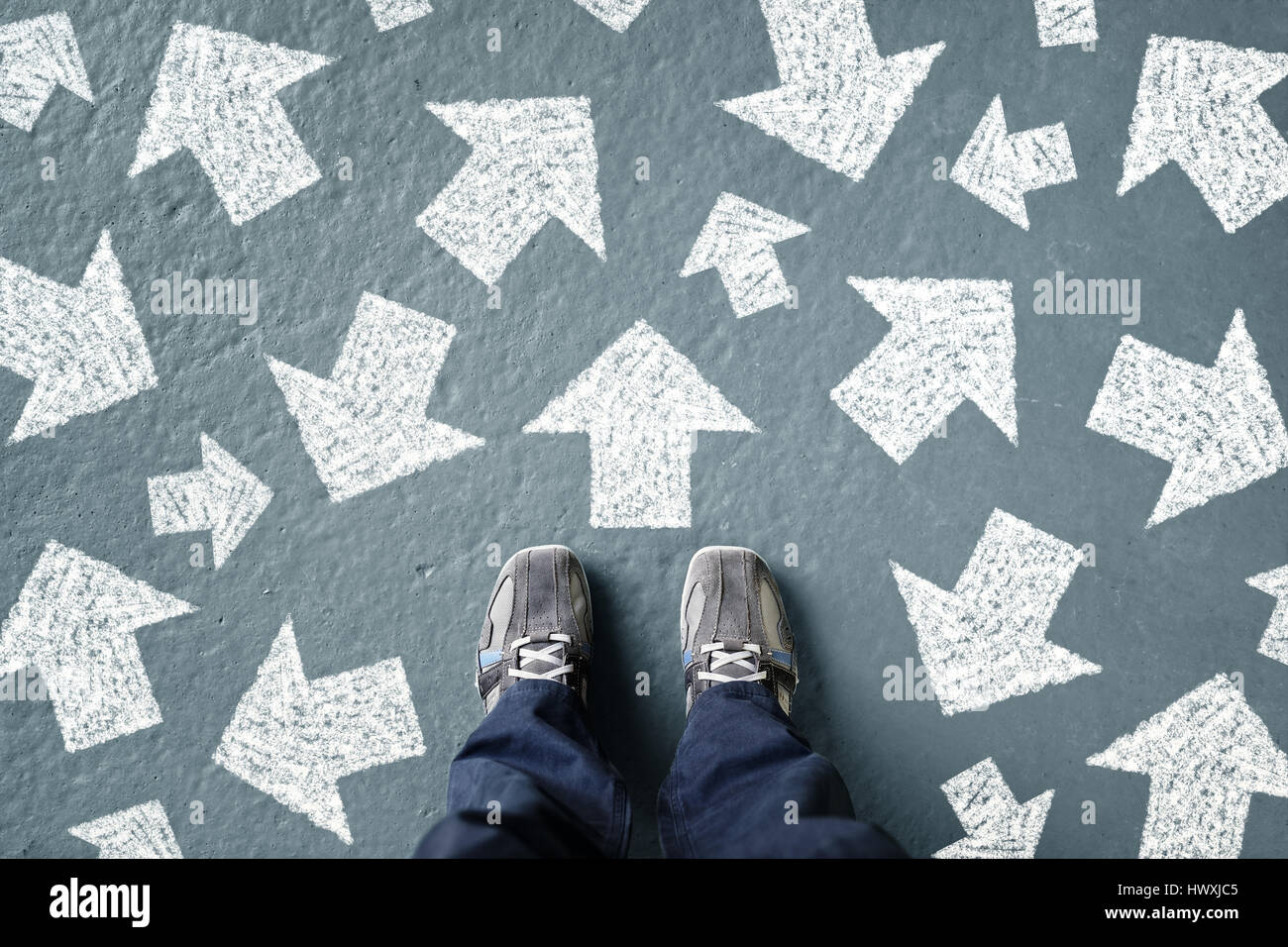 Prendere decisioni per il futuro uomo in piedi con molti della freccia di direzione scelte, a sinistra o a destra o spostare in avanti Foto Stock